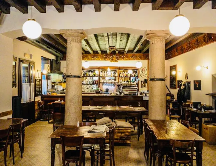Il bancone storico dell'Osteria Due Spade con colonne in pietra